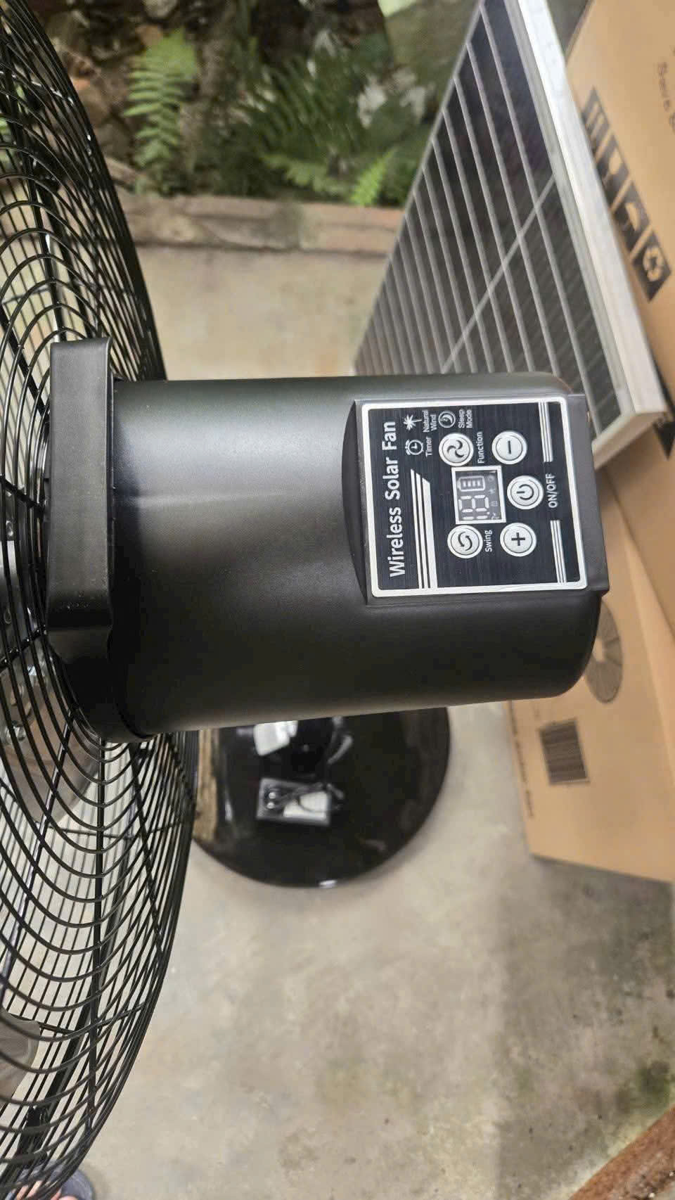 Khám phá quạt công nghiệp tích điện mặt trời 45W bền bỉ, chạy êm, có điều khiển từ xa thông minh cho mùa hè.