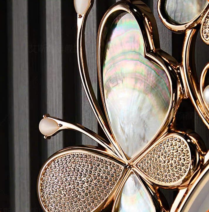 Đồng hồ trang trí nghệ thuật luxury cho căn hộ hiện đại. Điểm nhấn viền bướm khảm xà cừ bảy sắc cầu vồng lôi cuốn, bền bỉ cùng thời gian.