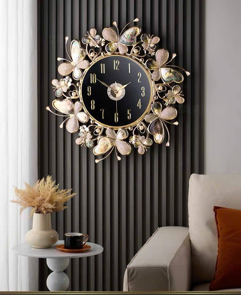 Mua đồng hồ treo tường nghệ thuật làm quà tặng tân gia sang trọng. Mặt số đen huyền bí nổi bật cùng viền bướm đính đá tinh xảo, giao hàng toàn quốc.