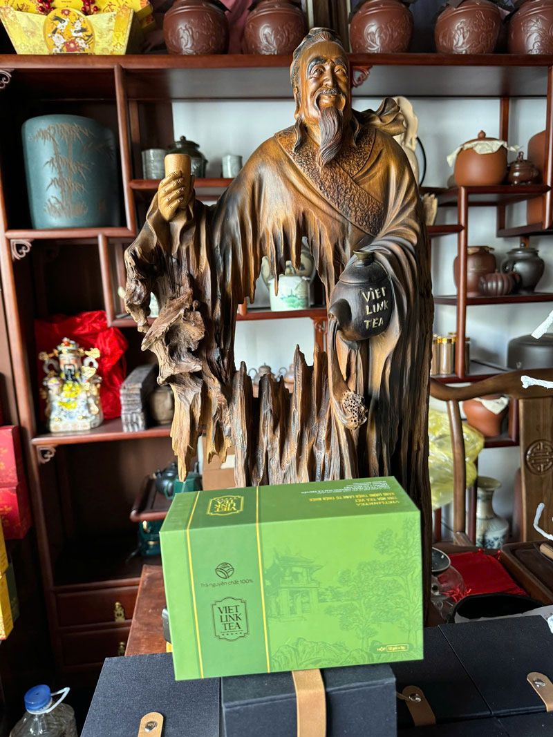 Lục Trà Shan cổ thụ từ thương hiệu Viet Link Tea mang lại hương vị thanh khiết tự nhiên. Trà sạch nguyên chất giúp thanh nhiệt, thư giãn tinh thần hiệu quả.