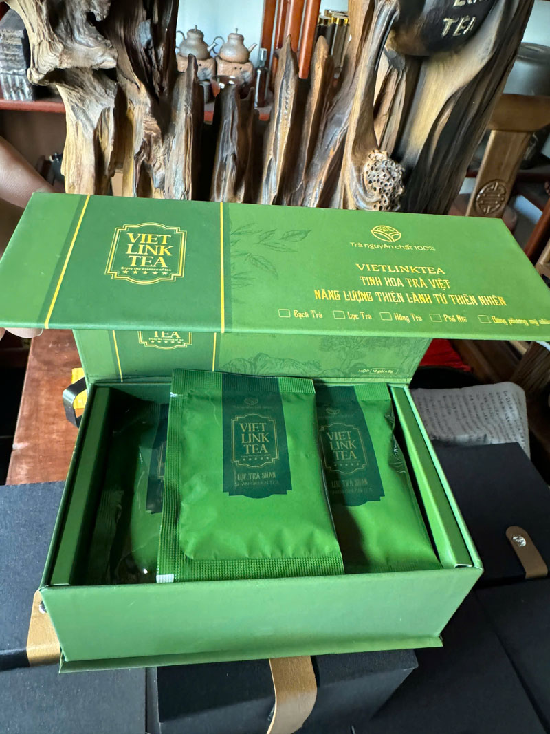 Tìm kiếm quà tặng sức khỏe cao cấp? Chọn ngay Lục Trà Shan Viet Link Tea nguyên chất. Hương vị trà Việt truyền thống hảo hạng, đóng gói sang trọng đẳng cấp.