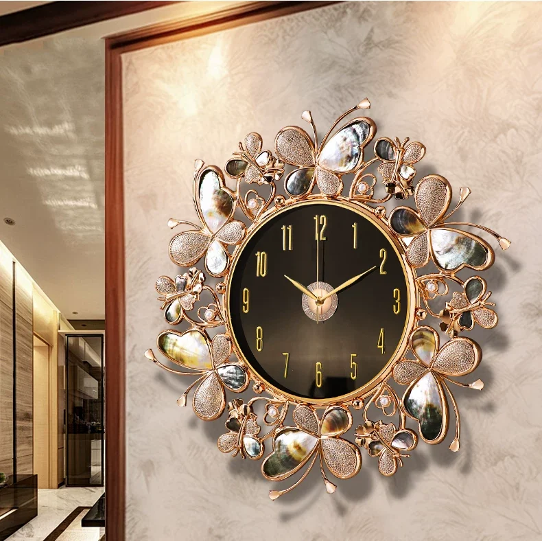 Khám phá mẫu đồng hồ decor phòng khách luxury phong thủy. Chất liệu kim loại mạ vàng phối cánh bướm xà cừ lấp lánh