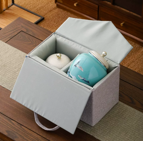Quà tặng ngoại giao đẳng cấp với Hũ gốm Thượng Phẩm Trà – Sơn Thủy. Thiết kế bao bì hộp gỗ tinh tế, cam kết chính hãng, giá ưu đãi tốt nhất.
