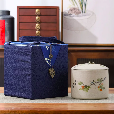 Đặt mua Hũ gốm Thượng Phẩm Trà – Sự Sự Như Ý bằng chất liệu gốm thô mộc mạc. Bảo quản trà kín khí, chống ẩm mốc vượt trội. Mua ngay giá tốt!
