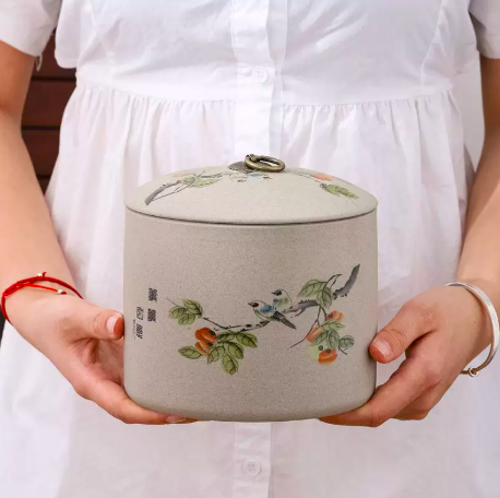Hộp gấm bao tửu quý phái: Thiết kế hộp vải đứng bọc gấm dệt nổi vân mây với quai xách cách điệu, mang lại trải nghiệm mở quà độc đáo, sang trọng cho các dịp ngoại giao VIP.