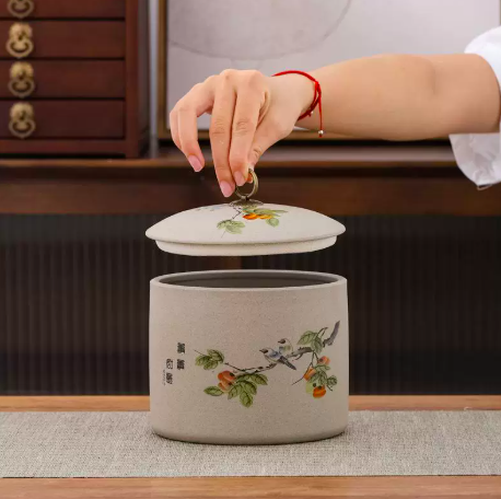 Nâng tầm phong cách thưởng trà cùng Hũ gốm thô Niên Hoa – Thập Toàn. Thiết kế nắp kim loại kín khí tuyệt đối, giữ trà khô ráo 100%.