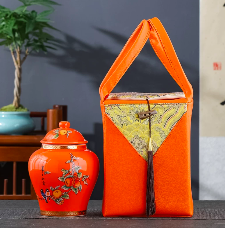 Set quà tặng Hũ gốm trà Kim Hồng kèm túi gấm cam sang trọng. Món quà biếu đối tác, quà tết ý nghĩa nâng tầm đẳng cấp văn hóa trà đạo.