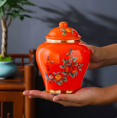 Khám phá độc quyền hũ trà sứ cam vẽ họa tiết cành hồng cát tường tinh tế. Giải pháp lưu trữ trà kín khí, chống ẩm mốc tối ưu tại Viet Link Tea.