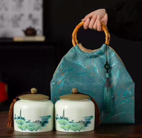 Set quà tặng cặp hũ trà gốm sứ kèm túi gấm quai tre sang trọng. Món quà ngoại giao ý nghĩa