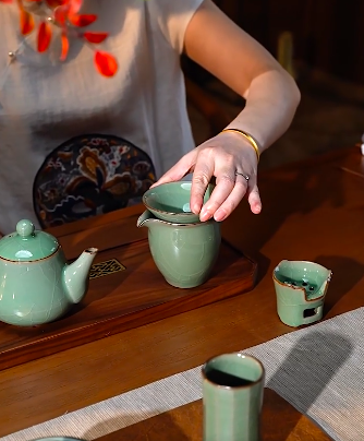 Khám phá bộ ấm chén pha trà sắc xanh ngọc mơ phong thủy tinh xảo. Giải pháp thưởng trà chuyên nghiệp, chống rạn nứt vượt trội cho phòng khách.