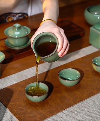 Set quà tặng bộ pha trà gốm sứ men rạn kèm hộp gỗ sang trọng. Món quà ngoại giao ý nghĩa