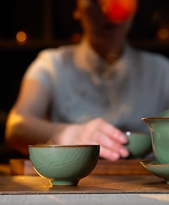 Thưởng thức hương trà thanh tao lưu trữ trọn vẹn nhờ bộ ấm chén cách nhiệt thượng phẩm. Thiết kế cổ phong quý phái thích hợp biếu tặng đối tác.