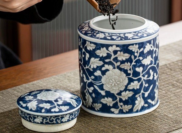 Thưởng thức trà quý đựng trong Bộ Đôi Hũ Trà Gốm Sứ Hoa Lam Thanh Hoa chính hãng. Hương vị thanh tao, thiết kế đẳng cấp cho mọi không gian trà thất.