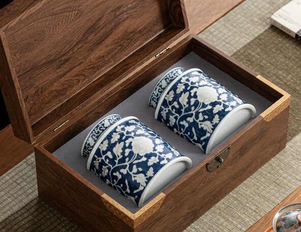 Sở hữu Bộ Đôi Hũ Trà Gốm Sứ Hoa Lam Thanh Hoa cao cấp. Chất gốm sứ dày dặn, chống ẩm hoàn hảo giúp bảo quản trà nguyên bản. Đặt mua ngay!