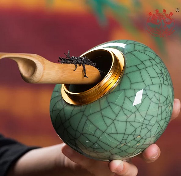 Trà Sâm túi lọc Viet Link Tea đựng trong hũ gốm thượng phẩm. Hương vị nồng nàn, tăng cường sức khỏe, thiết kế đậm chất cung đình truyền thống