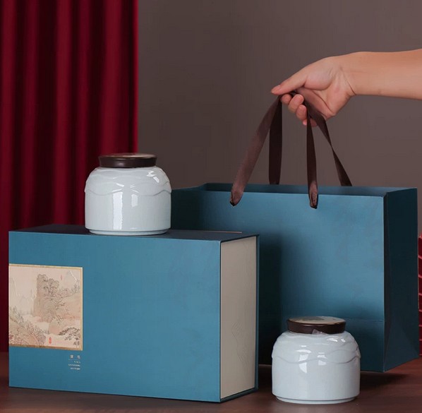 Đặt mua Hũ gốm Thượng Phẩm Trà - Bạch Lão cao cấp. Gốm sứ men lam kín khí giúp bảo quản Bạch Trà cổ thụ giữ nguyên hương vị thượng hạng. Mua ngay!