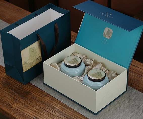 Set quà tặng Hũ gốm Thượng Phẩm Trà - Bạch Lão kèm hộp gỗ tinh tế. Món quà biếu đối tác, quà tết sang trọng nâng tầm đẳng cấp văn hóa trà Việt.