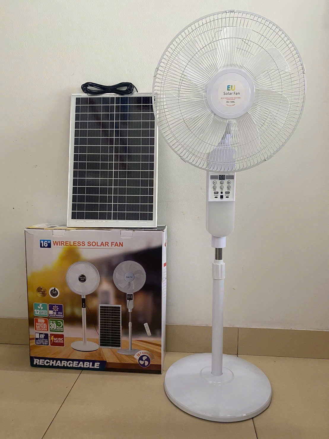 Quạt đứng tích điện mặt trời EU-188L màu trắng sang trọng kèm remote thông minh