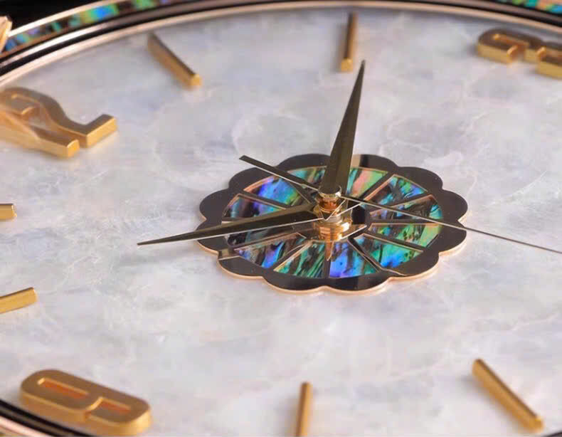 Đồng hồ máy Quartz kim trôi tĩnh âm mặt số khảm vỏ trai thiên nhiên độc bản.