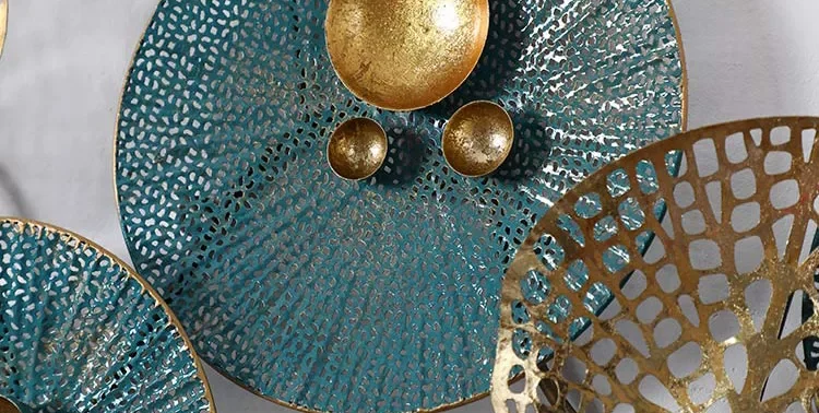 Tranh kim loại phòng khách hiện đại.