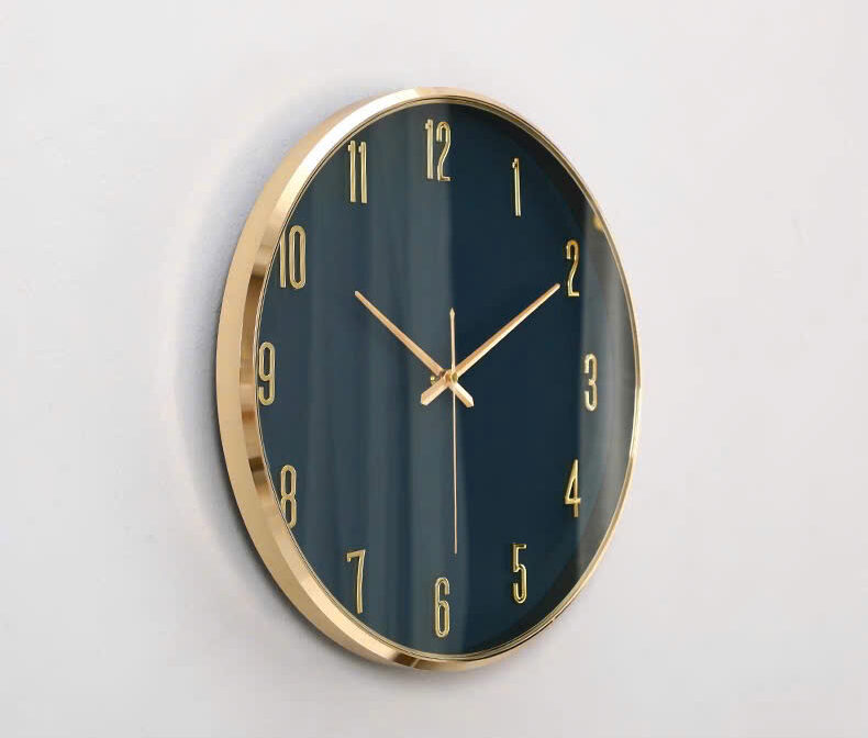 Mẫu đồng hồ trang trí phòng khách luxury mặt da màu xanh navy số mạ vàng.