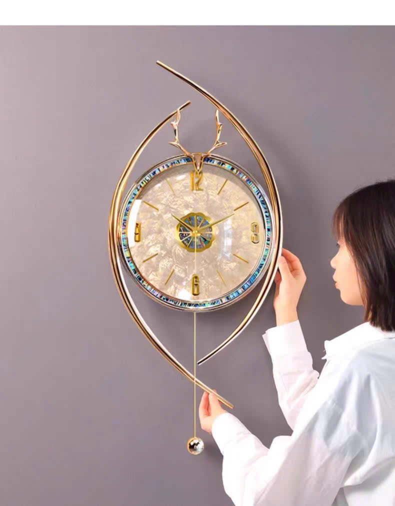 Mẫu đồng hồ treo tường bằng đồng mạ vàng chính hãng Kadoza decor biệt thự chung cư.
