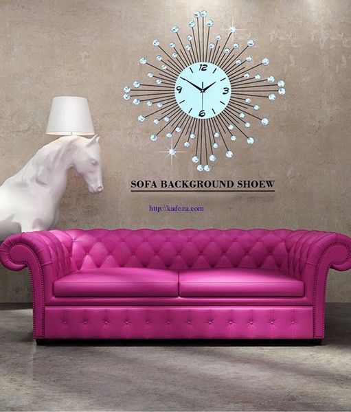 đồng hồ treo tường M1069 nổi bật khi kết hợp sofa hồng