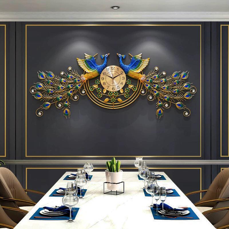 Không gian phòng ăn của bạn sẽ trở nên lộng lẫy và sang trong khi trang trí mẫu đồng hồ đôi chim khổng tước này 