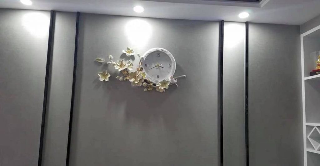 Đồng hồ treo tường ZB19013 Hoa Tuyết Lan đẹp hơn dưới đèn hắt