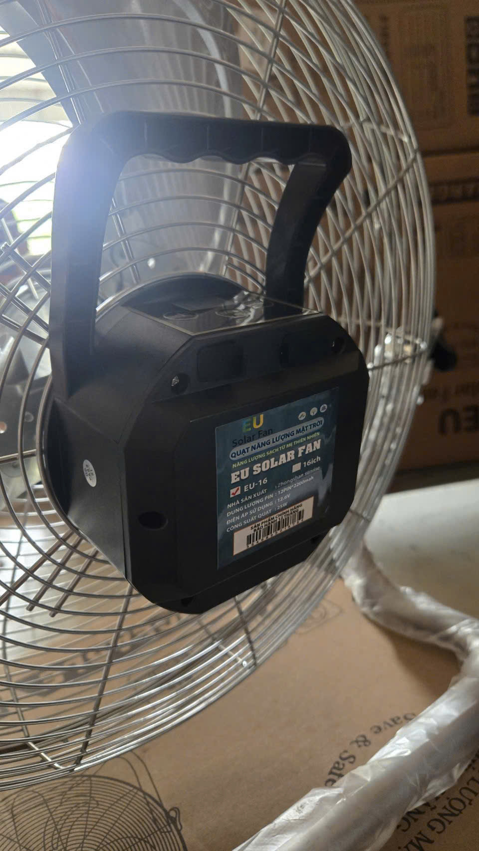 quat-san-nang-luong-mat-troi-eu-solar-fan-16-inch Mua quạt sàn năng lượng mặt trời 16 inch EU Solar Fan chính hãng. Động cơ 25W làm mát bền bỉ.