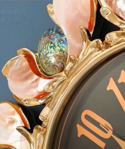 Khám phá mẫu đồng hồ decor phòng khách phong thủy cao cấp. Điểm nhấn viền cánh hoa xà cừ lấp lánh