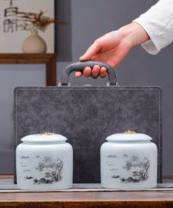 Bộ quà tặng Hũ gốm Thượng Phẩm Trà - Phổ Nhĩ kèm vali da sang trọng. Món quà tết, quà biếu đối tác ngoại giao đẳng cấp nâng tầm văn hóa trà Việt.