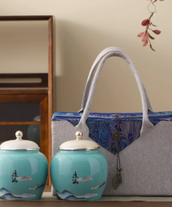 Set quà tặng Hũ gốm Thượng Phẩm Trà – Sơn Thủy kèm hộp gỗ tinh xảo. Món quà biếu đối tác, quà tết sang trọng nâng tầm đẳng cấp văn hóa trà đạo.