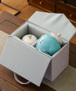 Quà tặng ngoại giao đẳng cấp với Hũ gốm Thượng Phẩm Trà – Sơn Thủy. Thiết kế bao bì hộp gỗ tinh tế, cam kết chính hãng, giá ưu đãi tốt nhất.