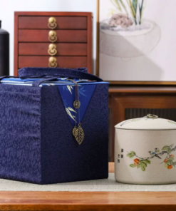 Đặt mua Hũ gốm Thượng Phẩm Trà – Sự Sự Như Ý bằng chất liệu gốm thô mộc mạc. Bảo quản trà kín khí, chống ẩm mốc vượt trội. Mua ngay giá tốt!