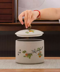 Nâng tầm phong cách thưởng trà cùng Hũ gốm thô Niên Hoa – Thập Toàn. Thiết kế nắp kim loại kín khí tuyệt đối, giữ trà khô ráo 100%.
