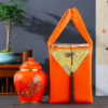 Set quà tặng Hũ gốm trà Kim Hồng kèm túi gấm cam sang trọng. Món quà biếu đối tác, quà tết ý nghĩa nâng tầm đẳng cấp văn hóa trà đạo.