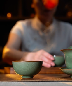 Thưởng thức hương trà thanh tao lưu trữ trọn vẹn nhờ bộ ấm chén cách nhiệt thượng phẩm. Thiết kế cổ phong quý phái thích hợp biếu tặng đối tác.
