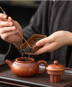 Khám phá bộ ấm chén Tử Sa họa sắc Rồng Phượng phong thủy độc bản. Giải pháp thưởng trà chuyên nghiệp, lưu giữ trọn vẹn hương vị nguyên bản.