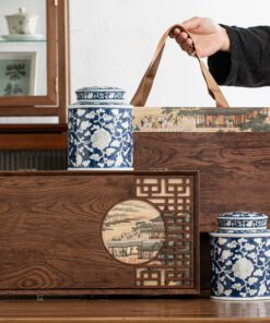 Set quà tặng Bộ Đôi Hũ Trà Gốm Sứ Hoa Lam Thanh Hoa kèm hộp gỗ tinh xảo. Món quà biếu đối tác, quà tết sang trọng nâng tầm đẳng cấp trà đạo.