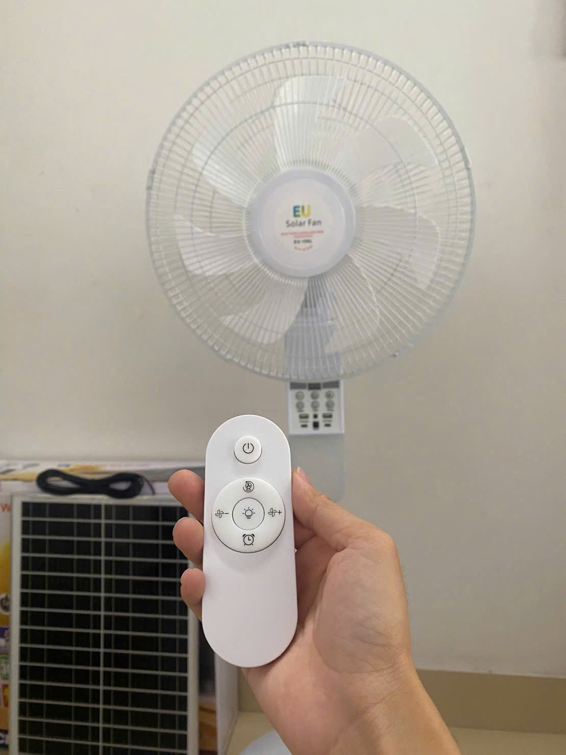 quat-cay-nang-luong-mat-troi-eu-188l-chinh-hang Trọn bộ quạt đứng Wireless Solar Fan và phụ kiện tấm pin đi kèm