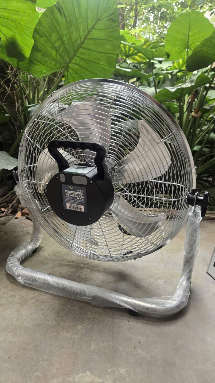 bc9a0d88-3855-4a04-a40e-049a254a3b25 Quạt tích điện mặt trời EU-16 khung kim loại chân quỳ vững chãi t