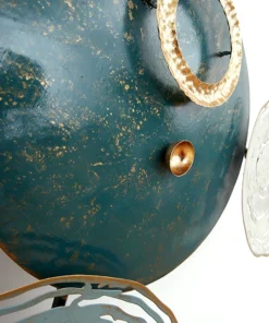 Decor kim loại treo tường phòng khách hiện đại.
