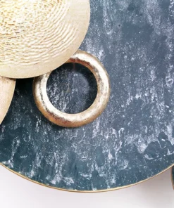 Tranh kim loại tròn đồng tâm mạ vàng sang trọng.